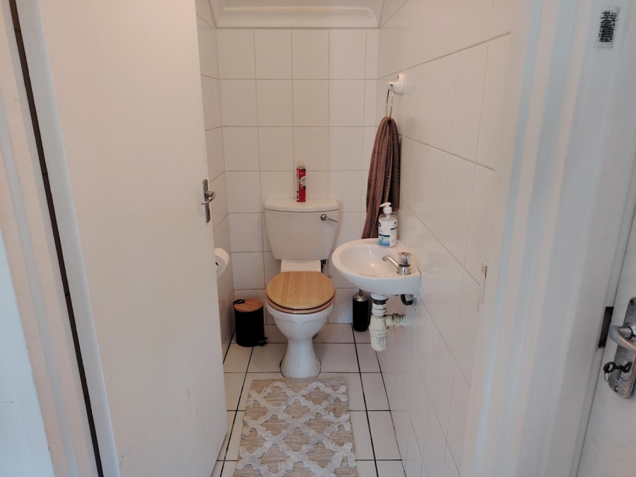 To Let 2 Bedroom Property for Rent in Uitzicht Western Cape